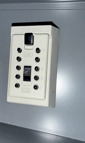 Boîte à clés installée discrètement dans une boîte aux lettres